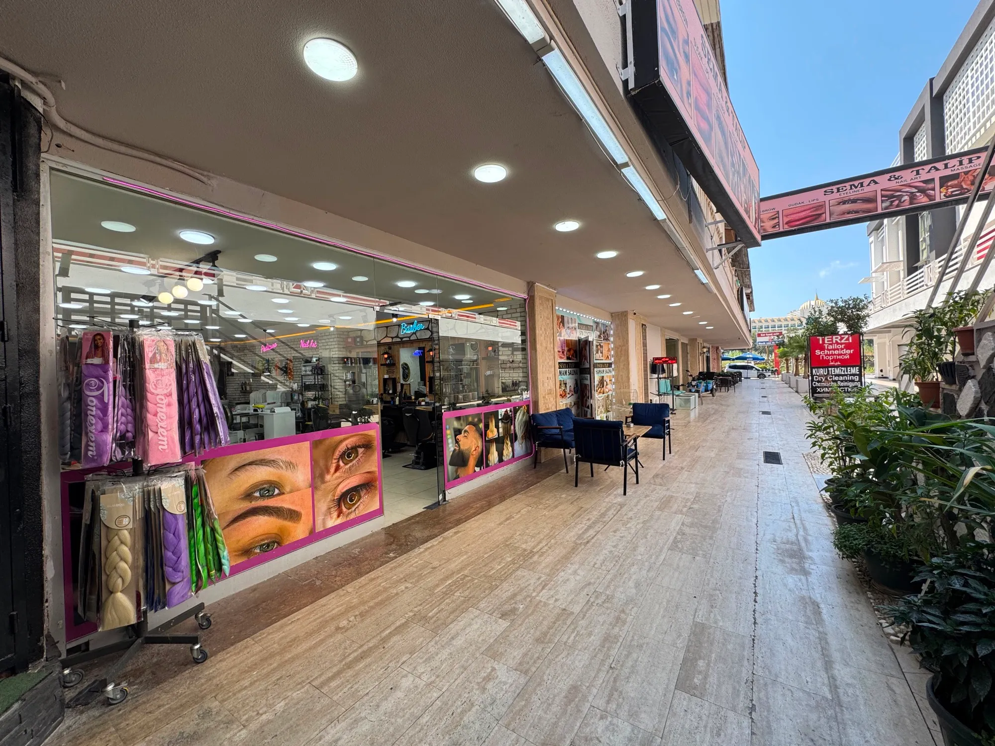 Sema & Talip vitrini, Karnas Bazaar AVM koridorundan
