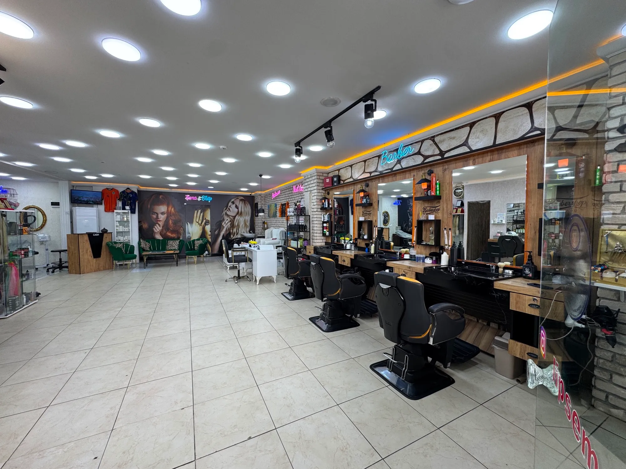Friseursalon in Kundu mit acht Plätzen