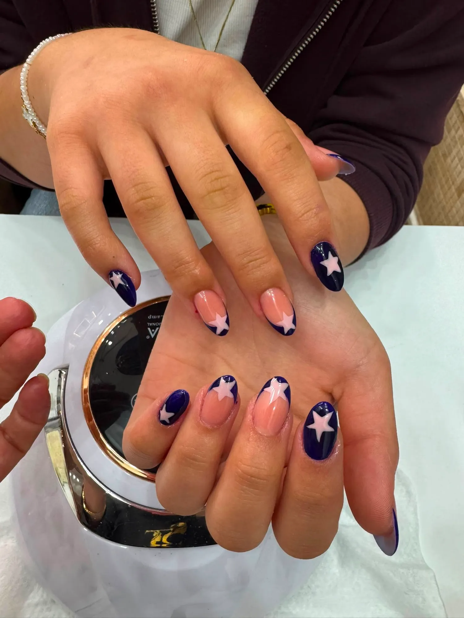 Nail Art: dunkelblaue Maniküre mit Sternen — Kundu