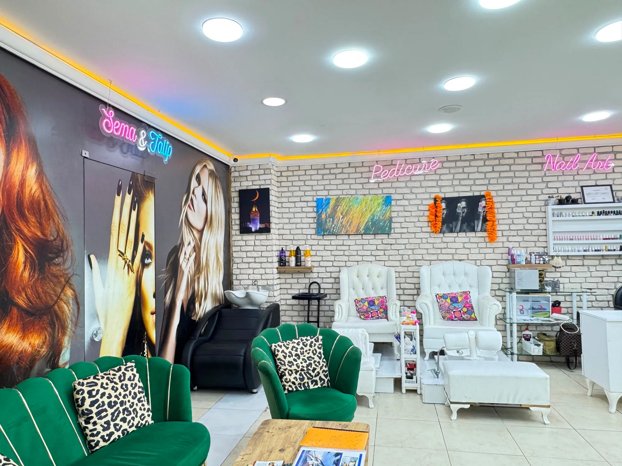 Nail-Art-Ecke von Sema & Talip mit grünen Samtsesseln — Kundu, Antalya