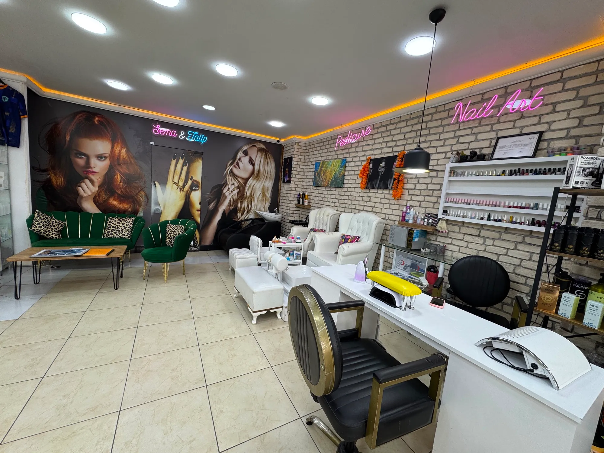 Nail-Art-Bereich mit Maniküretischen und Pediküre-Sesseln